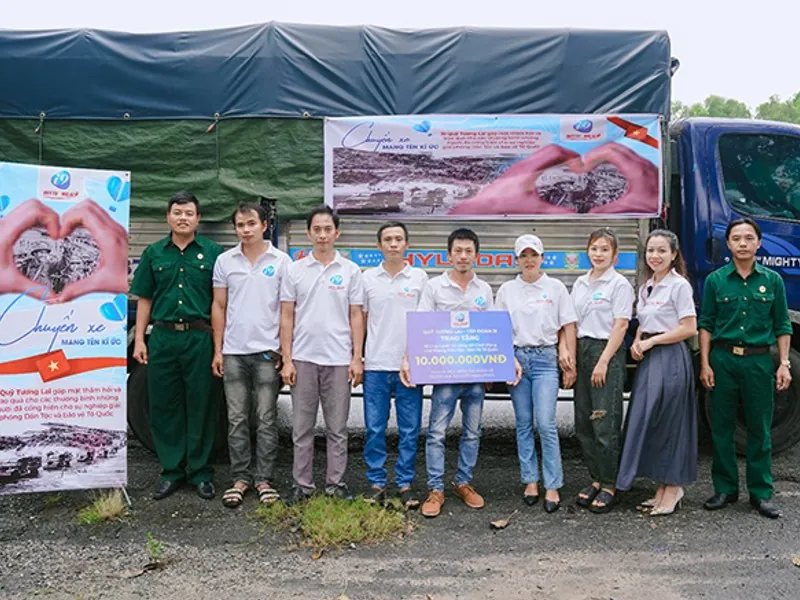 Đại diện hỗ trợ khách hàng của manclub đang tư vấn về khuyến mãi